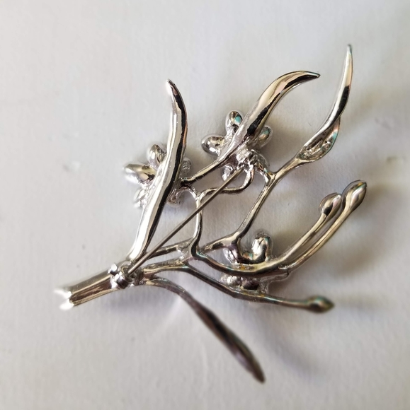 ๐ JEWELLERY 2/$25๐ Blue flower pin - Picture 2 of 2